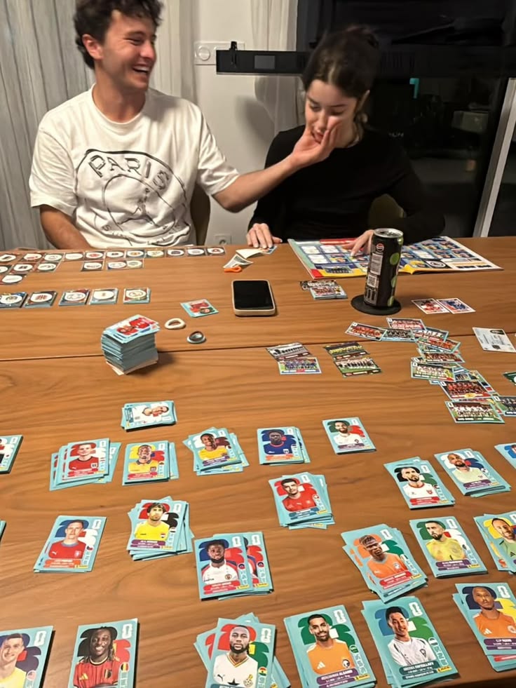 Pareja completando el álbum juntos