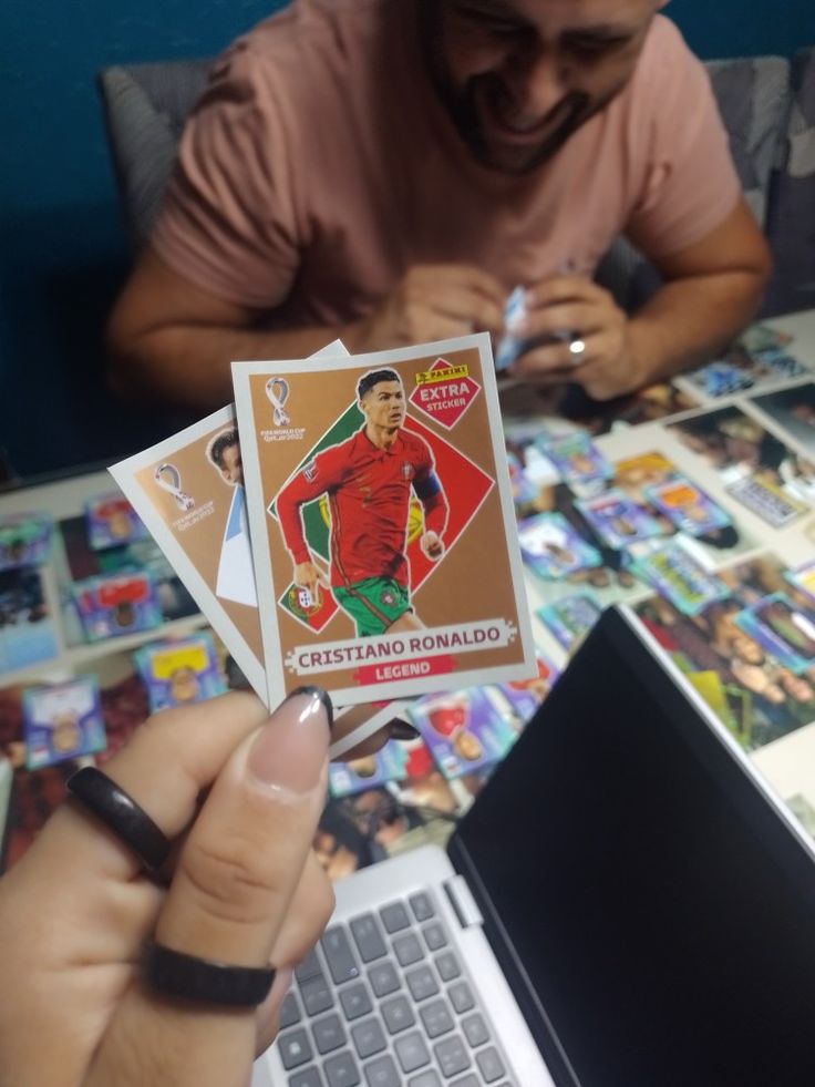 Papá mostrando una figurita especial